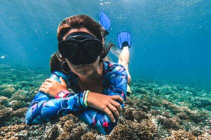 Martina Álvarez buceadora y directora del documental "Missing Sharks"