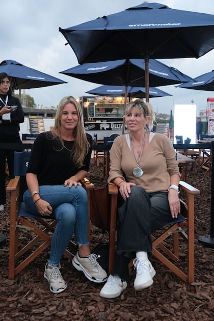 Martina Bellagamba y Verónica Grondona, en la zona de foodtrucks al aire libre.