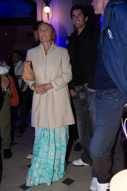 Martina de Estrada Láinez, la mamá de Cambiaso, escoltada por su nieto.