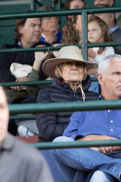 Martina de Estrada Láinez se protegió del sol con un coqueto sombrero de inspiración western