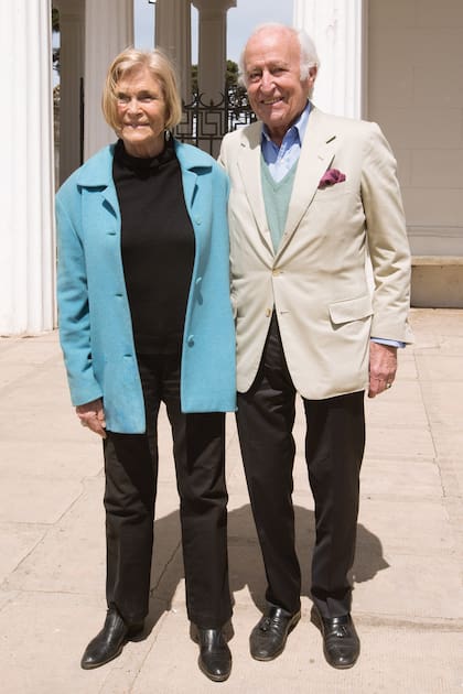 Martina de Estrada (mamá de Adolfo Cambiaso) y el empresario Santiago Soldati. Son primos de Mónica por rama materna. Sus madres eran hermanas, de apellido Láinez.