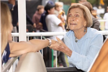 Martina de Estrada saluda a su hija, Camila Cambiaso