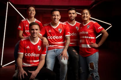Martina Del Trecco , Sofía Domínguez ,Esequiel Barco, Agustín Palavecino y Santiago Simón, posan con la nueva camiseta alternativa de River