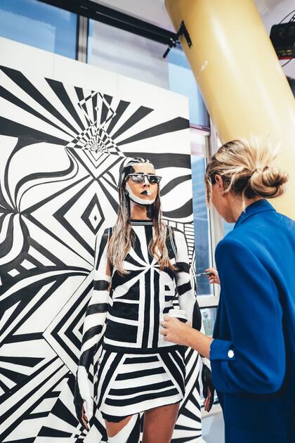 Martina Elisa junto a su obra. Trabajo realizado para el programa de televisión “Cultura del Ocio” del canal LN . Octubre de 2019. La modelo intervenida es Valentina Piano. Fotografía tomada por Mateo Caride. Gentileza de Martina Elisa.