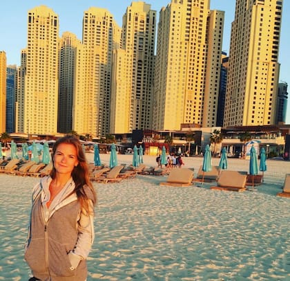 Martina en la playa en Dubai, frente a los rascacielos típicos de esta ciudad.
