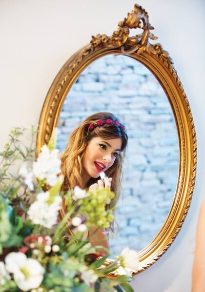 Martina es muy coqueta, jamás sale sin arreglarse.