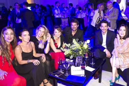 Martina Gusmán, Jazmín Stuart, Julieta Cardinali, Dolores Fonzi, Juan Minujín y Julieta Díaz disfrutando de una noche única