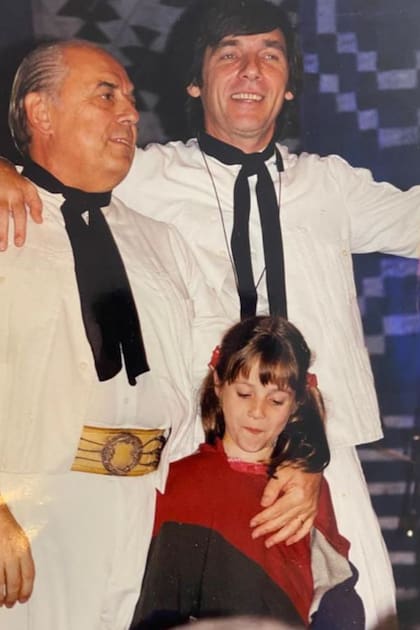 Martina, junto con su abuelo, Juan Carlos Saravia, líder de Los Chalchaleros, y con su papá, Facundo, el último Chalchalero. El legendario grupo, que tuvo en total diez integrantes a lo largo del tiempo, nació en 1948 y se disolvió en 2002.