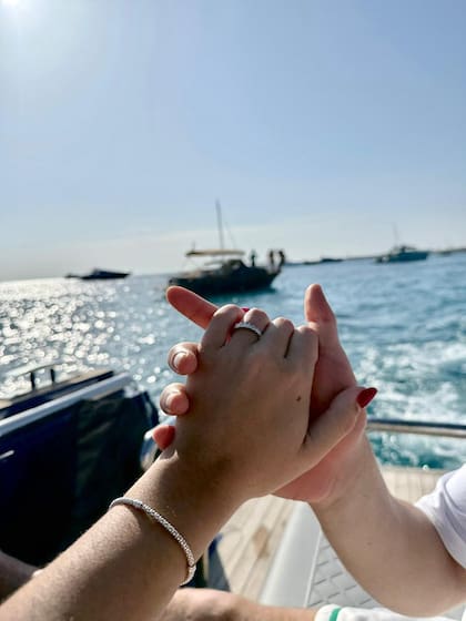 Martina lució su anillo de compromiso (Foto: Instagram/@martuquetglas)