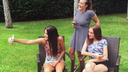 Martina, Lulú y Josefina en plena sesión de selfies