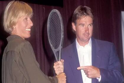 Martina Navratilova y Jimmy Connors, durante la presentación del partido que jugaron en 1992
.