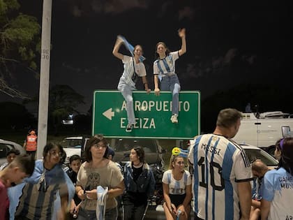 Martina Nieto y Lucía Paganini viajaron el lunes a la noche a recibir a la Selección a Ezeiza