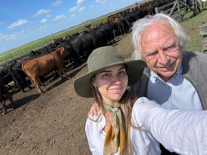 Martina Schirado junto a Luis, su padre quien hace ya un tiempo le entregó las riendas de la cabaña
