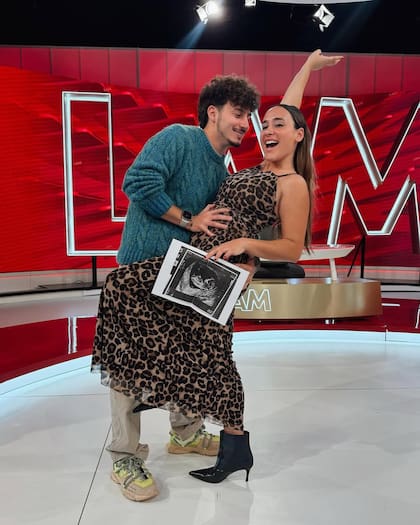 Martina Stewart Usher y su novio, Uriel de Martini posaron en el estudio de LAM con la ecografía
