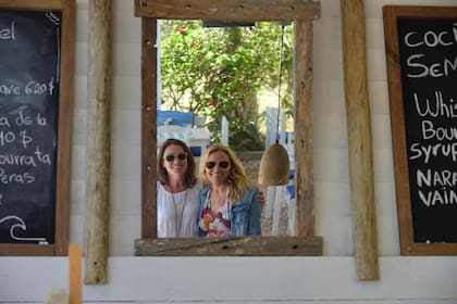 Martina y Jill frente a la barra de Mar.