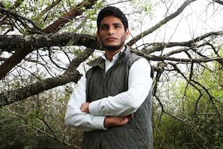 Con bombas de semillas y liberación de tortugas, crea conciencia en las escuelas