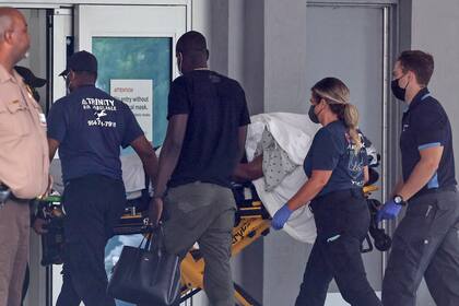 Martine Moise, la Primera Dama de Haiti al llegar al  Ryder Trauma Center de Jackson Health System, en Miami, para recibir tratamiento