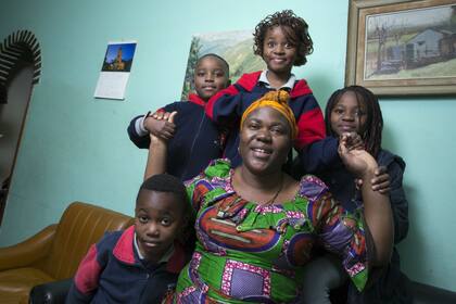 Martine tiene tres pares de mellizos