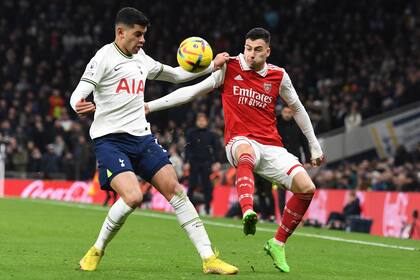 Martinelli disputa la pelota con Cuti Romero en el clásico londinense Tottenham-Arsenal del último domingo