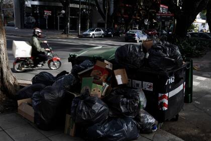 Martinez. Av. del Libertador al 15.000, invadida de bolsas de residuos