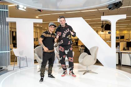 Martínez, con su entrenador, Fernando Calabrese, en el centro de la redacción de LA NACION