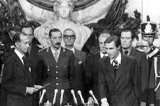 La historia enseña, pero no tiene alumnos