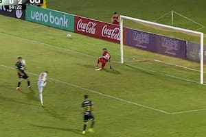 El gol de penal más insólito: el arquero lo había atajado, pero una carambola lo cambió todo