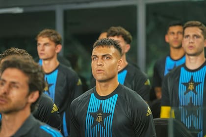 Martínez empezó en el banco y, cuando entró, no perdonó: fue su cuarto doblete en la selección