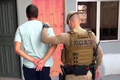Martínez es detenido por la Policía Militar, que fue al hotel donde se alojaba para apresarlo luego de una denuncia de la organización y de testigos.