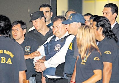 Martínez Espinoza, fuertemente custodiado, al llegar en noviembre de 2008 a la Argentina tras su captura en Paraguay