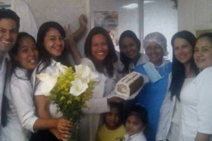 Martínez junto a colegas en Venezuela cuando trabajaba de enfermera en una unidad de oncología