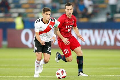 Lucas Martínez Quarta avanza ante Serginho, de Kashima Antlers, en el 4-0 por el tercer puesto de Japón 2015; el defensor es otro de los que emigraron y volvieron a River.