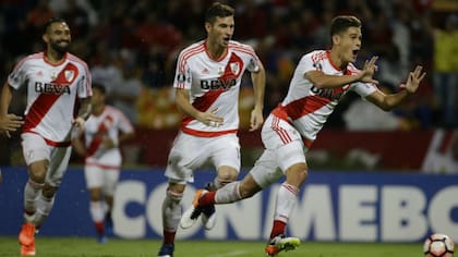 Martínez Quarta encabeza el festejo del tercer gol