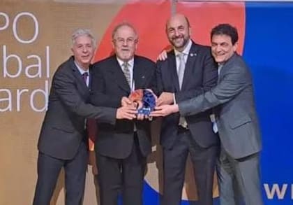 Martínez Ríos, Argañaras, Beltramo y Marcelo Grabois, del laboratorio, recibieron el premio en Suiza