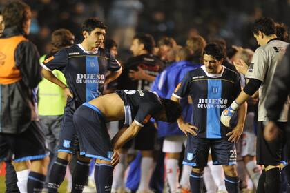 Martínez, Toranzo (agachado), Viola y Fernández, derrotados y sin explicación; Racing sumó la novena derrota en el Clausura