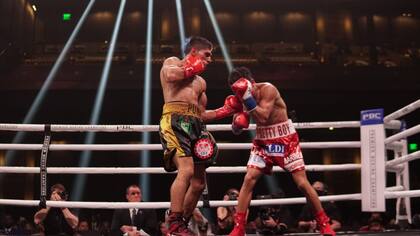 Martínez y Ancajas, en plena puja; el porteño agradeció al filipino por la oportunidad y lo felicitó por sus dotes de boxeador.