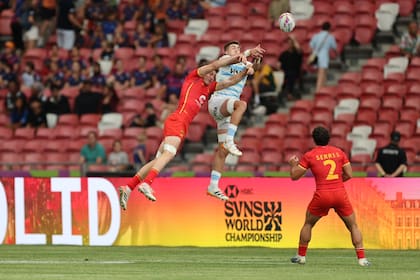 Martiniano Arrieta vuela por la pelota, ante. España