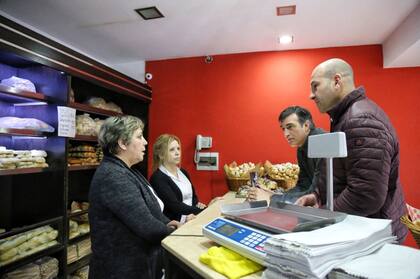 Martiniano Molina con vecinos de Quilmes