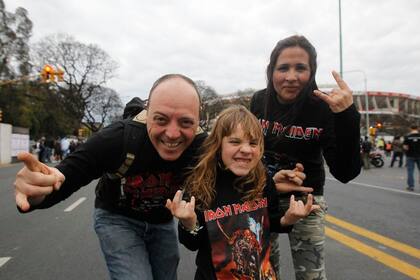 Martin,Noelia Baiardi y Natalia Sosa, los fanáticos de Iron Maiden que estuvieron presentes en la reciente presentación de la banda en River Plate