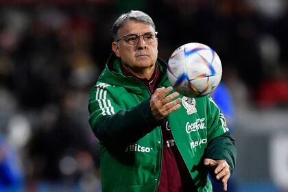 Martino alcanza una pelota en el amistoso en Girona; "los resultados van a determinar mi futuro", admitió el entrenador.