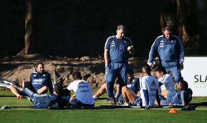 Martino charla con los jugadores