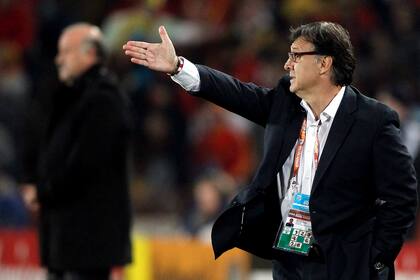 Martino, dirigiendo a Paraguay ante España, en los cuartos de final de Sudáfrica 2010