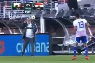 Amistoso. El pelotazo del Toto al Tata y la broma de Martino con Berizzo