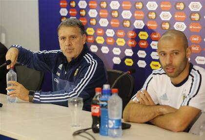 Martino y Mascherano, cuando uno era DT y otro jugador de la selección argentina; ahora, el Jefecito podría suceder al Tata como entrenador de Inter Miami