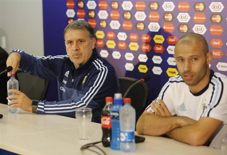 Martino y Mascherano, cuando uno era DT y otro jugador de la selección argentina; ahora, el Jefecito podría suceder al Tata como entrenador de Inter Miami