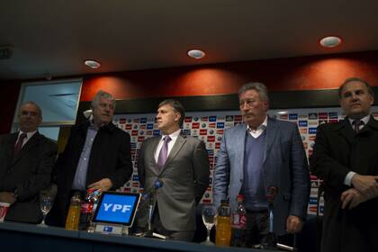 Martino junto a la plana mayor de AFA