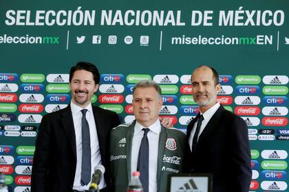 Gerardo Martino junto a los dirigentes de la Federación Mexicana de Fútbol 