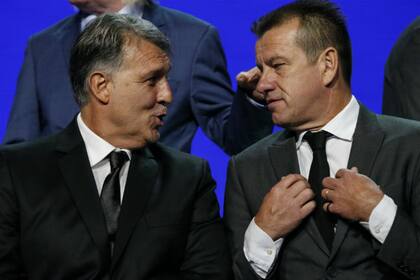 Martino y Dunga -el DT de Brasil-, en el sorteo realizado en Nueva York