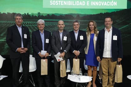 Martins, Aubry, Farinati, Kahl, Loizeau y Ogallar, quienes participaron del primer panel sobre sostenibilidad e innovación