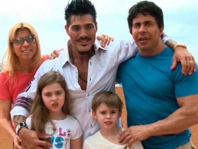 Martita y Felipe junto a su padre, Gustavo Martínez y Marisa, su niñera y madrina